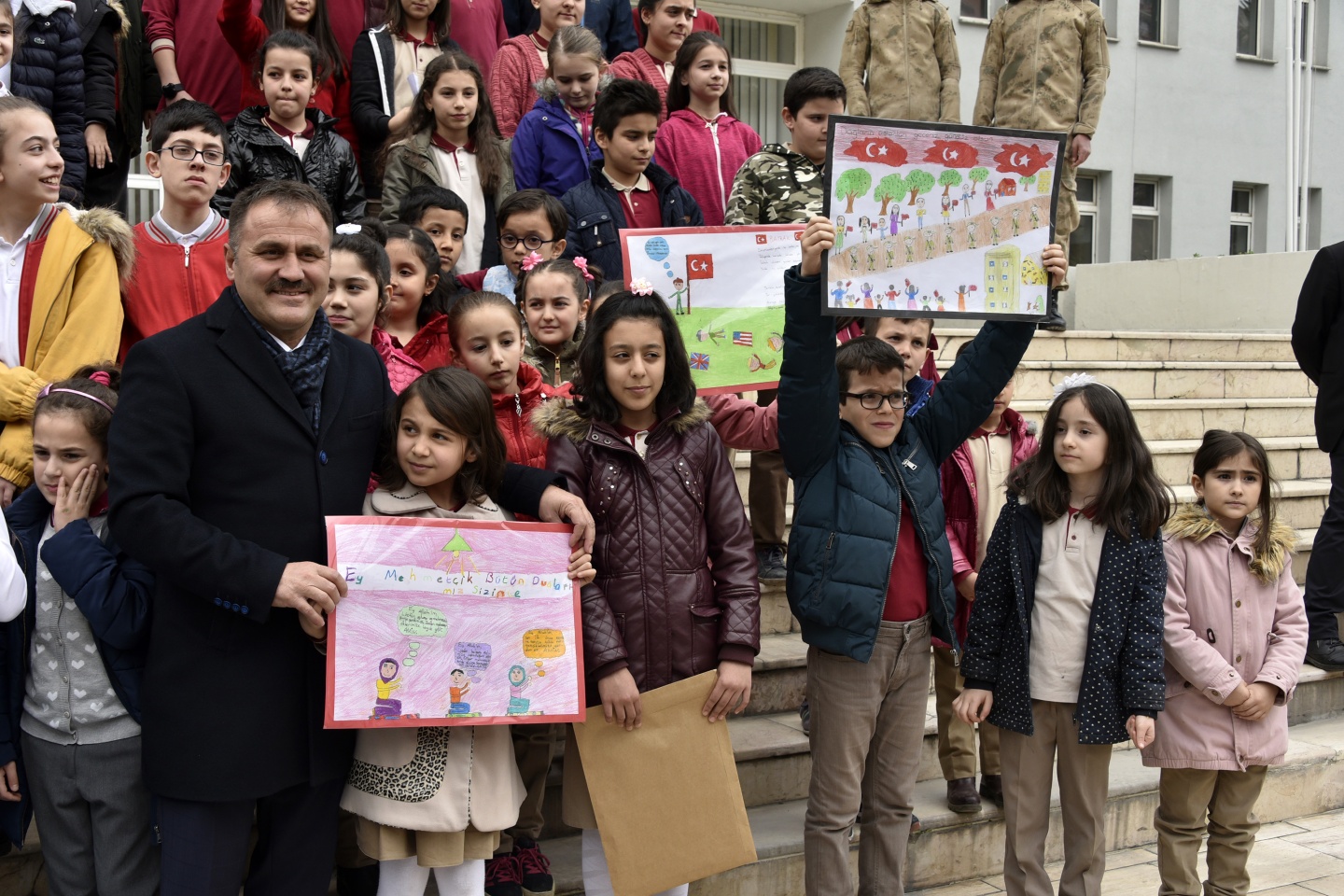 Asker ve polis abilerine mektup yazdılar, resim yaptılar 11