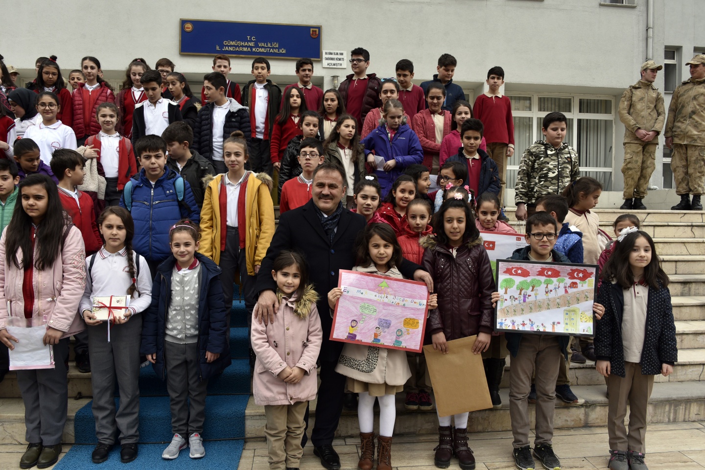Asker ve polis abilerine mektup yazdılar, resim yaptılar 6