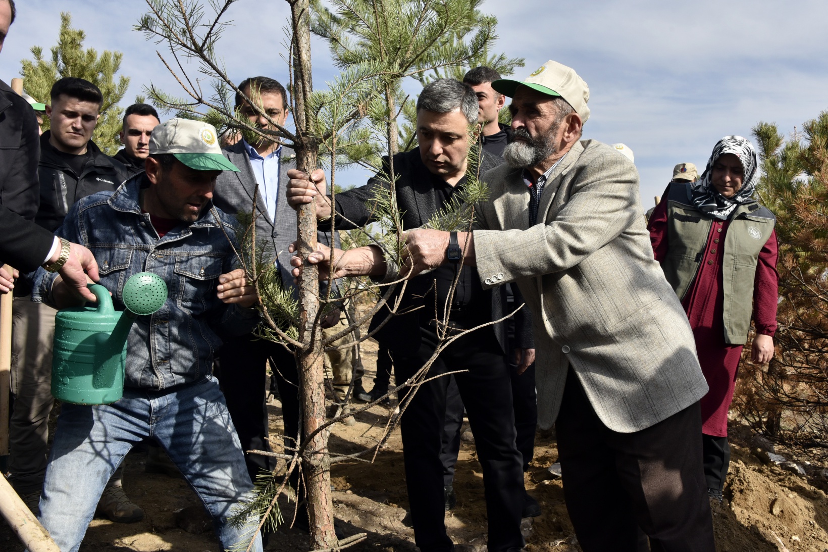 Ömer Dede için 2 bin 23 fidan toprakla buluştu 11