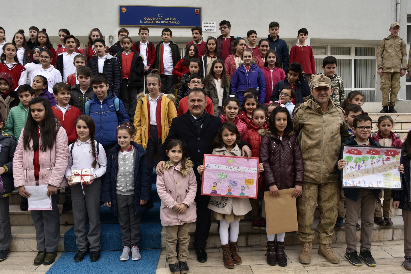 Asker ve polis abilerine mektup yazdılar, resim yaptılar 5