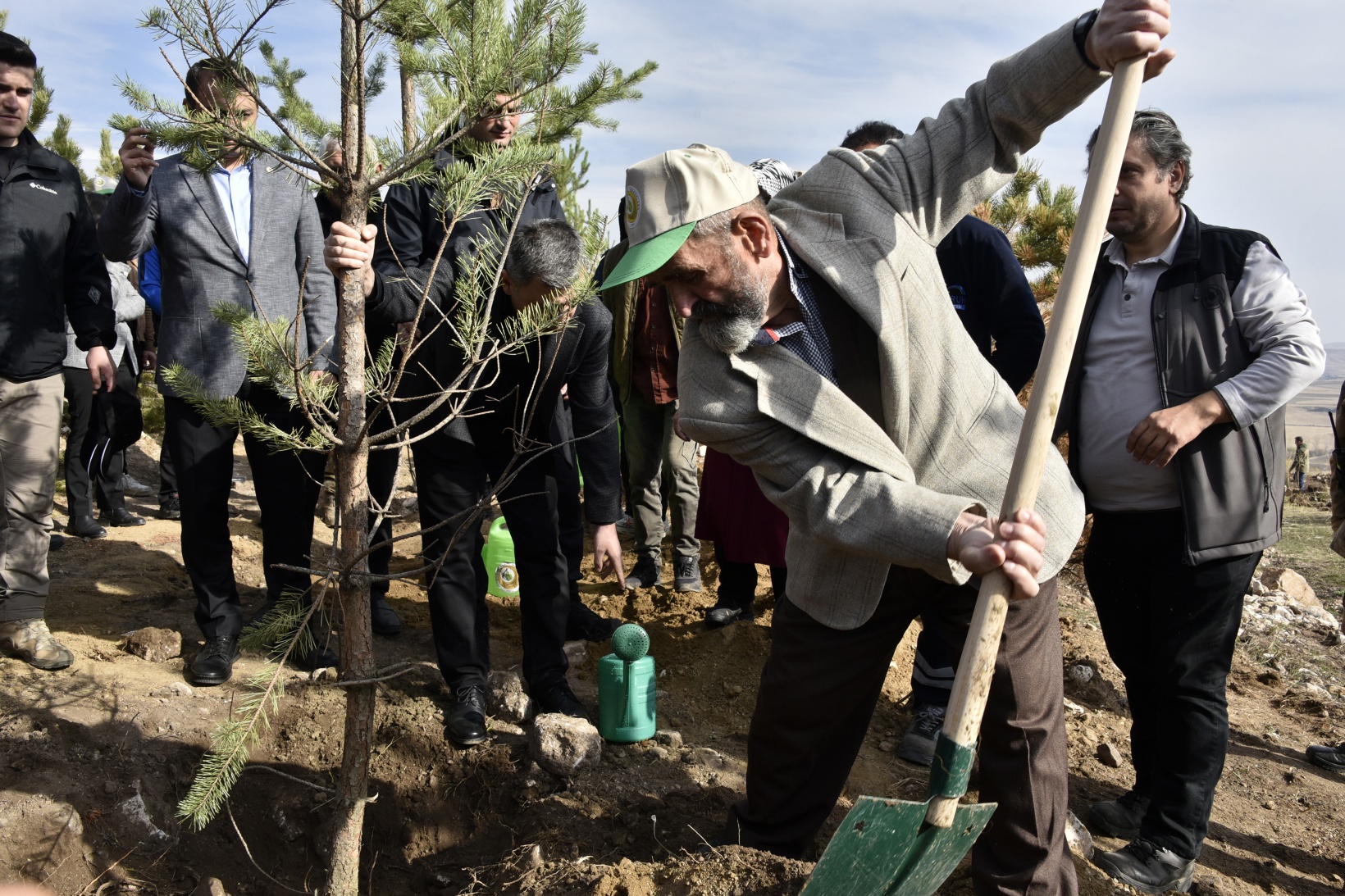 Ömer Dede için 2 bin 23 fidan toprakla buluştu 30