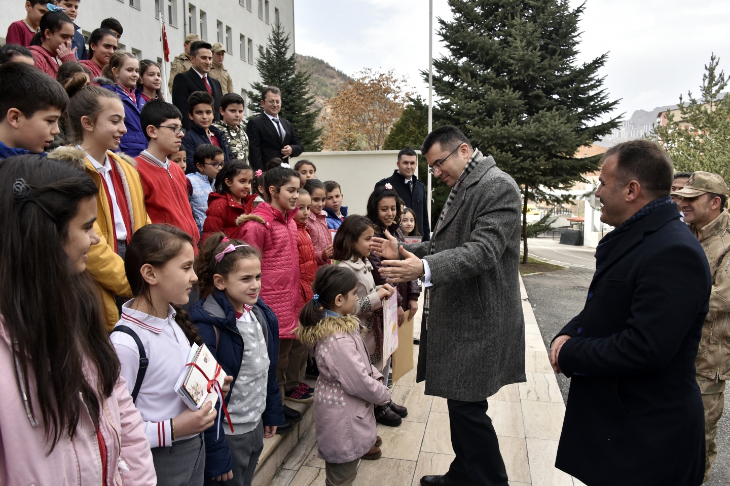 Asker ve polis abilerine mektup yazdılar, resim yaptılar 7