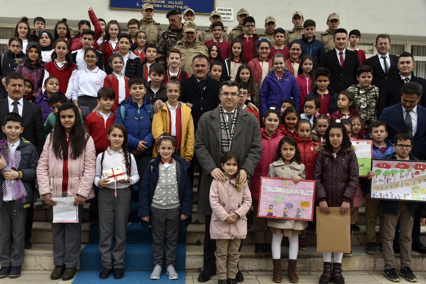 Asker ve polis abilerine mektup yazdılar, resim yaptılar 9