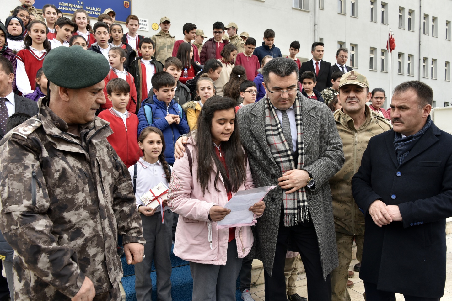 Asker ve polis abilerine mektup yazdılar, resim yaptılar 27