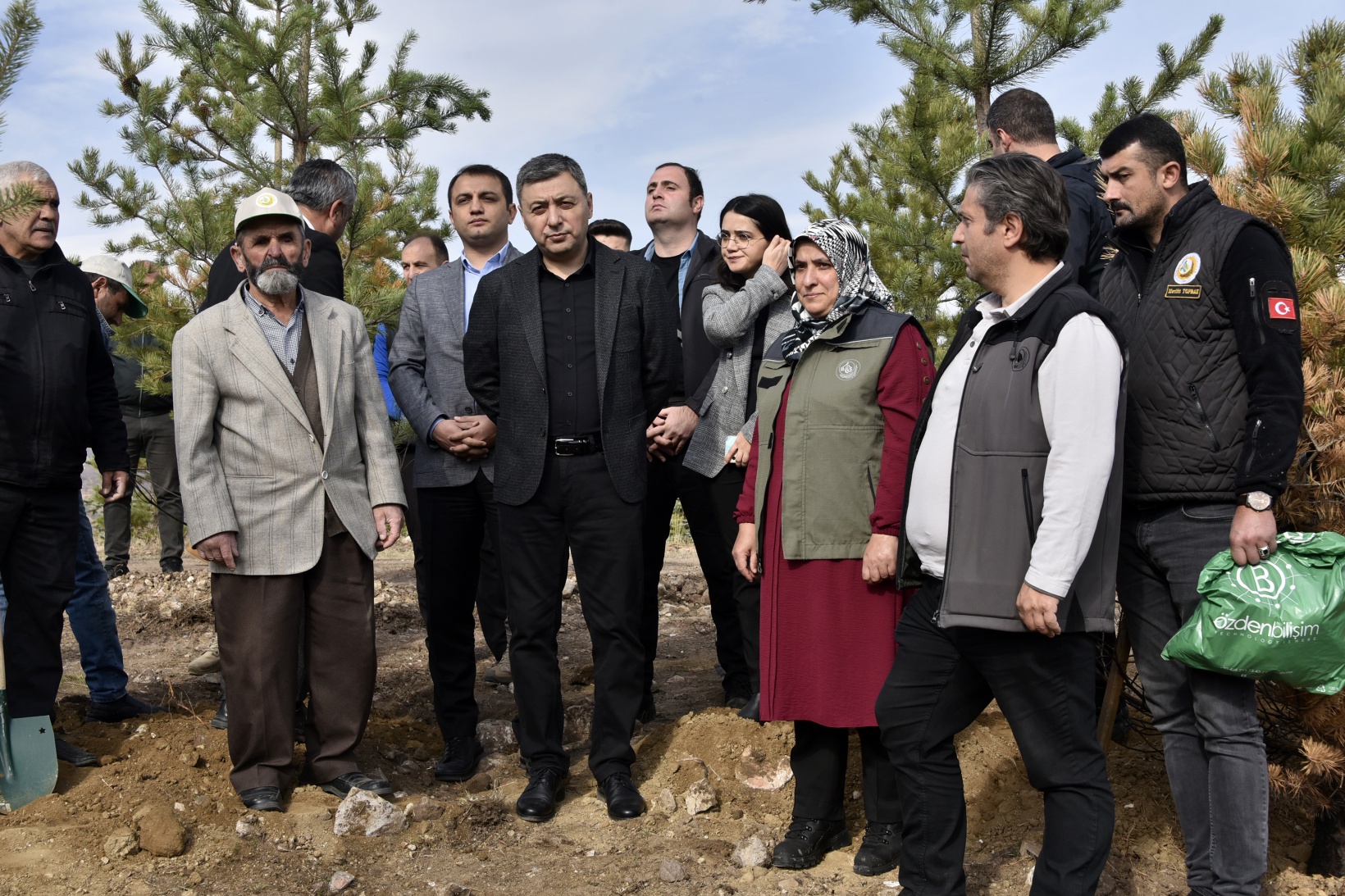 Ömer Dede için 2 bin 23 fidan toprakla buluştu 37