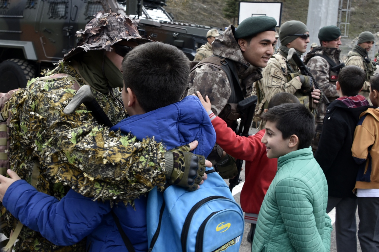 Asker ve polis abilerine mektup yazdılar, resim yaptılar 14