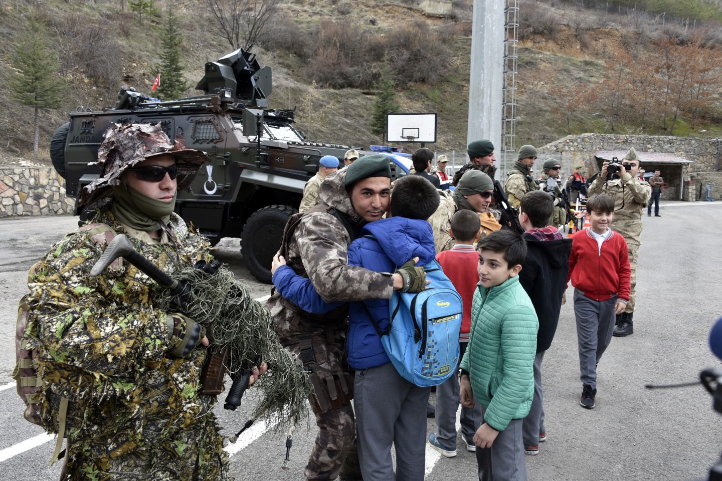 Asker ve polis abilerine mektup yazdılar, resim yaptılar 13