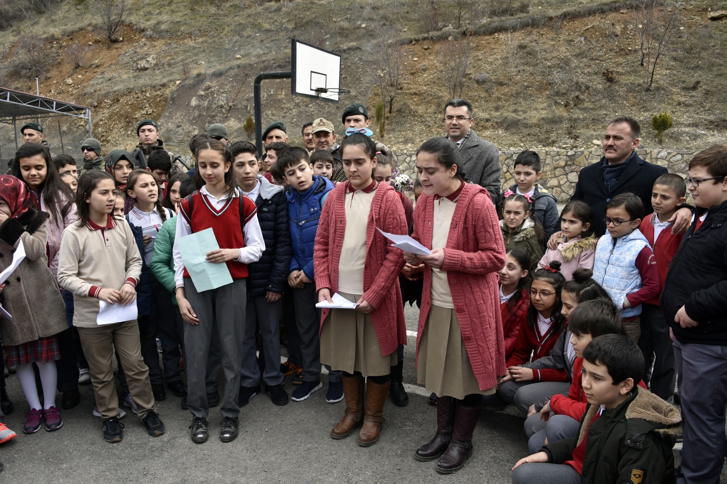 Asker ve polis abilerine mektup yazdılar, resim yaptılar 23