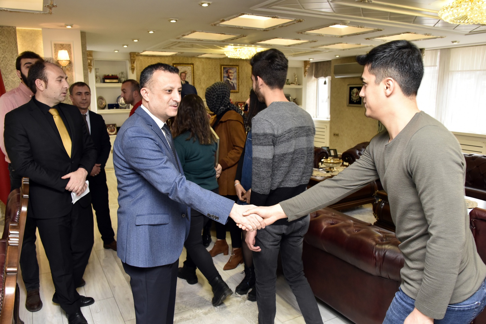 Vali Taşbilek duyarlı gençlere teşekkür etti 10