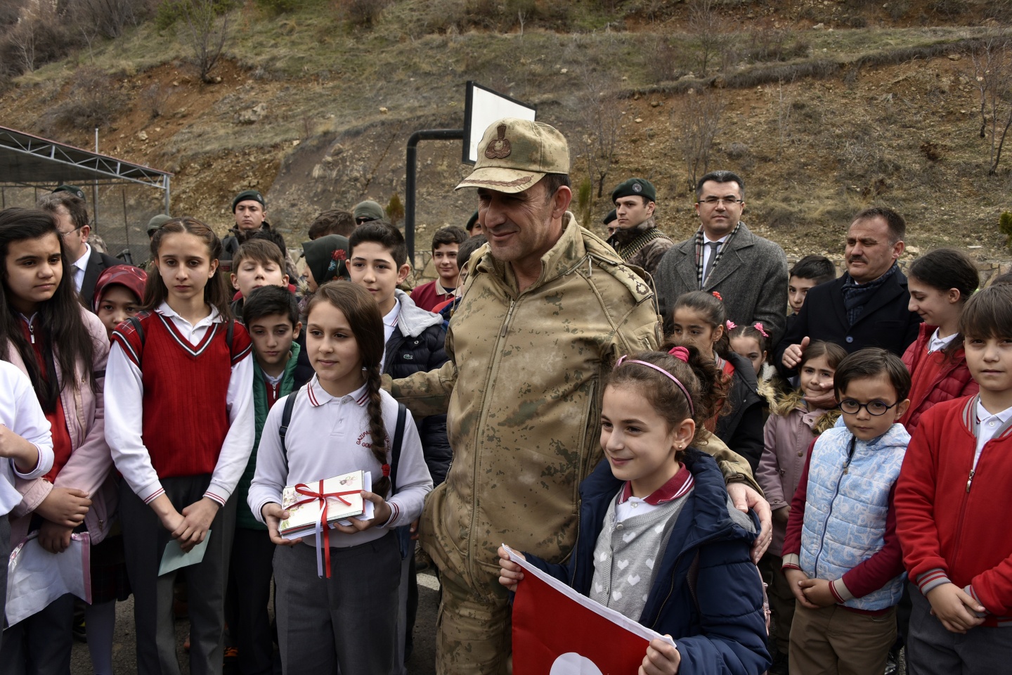 Asker ve polis abilerine mektup yazdılar, resim yaptılar 28