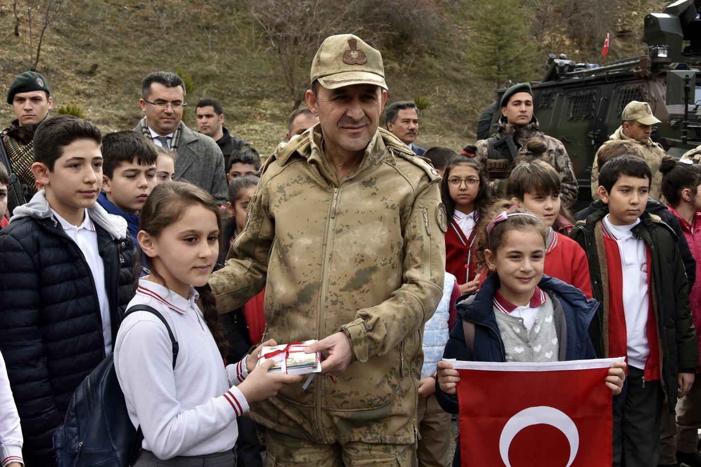 Asker ve polis abilerine mektup yazdılar, resim yaptılar 32