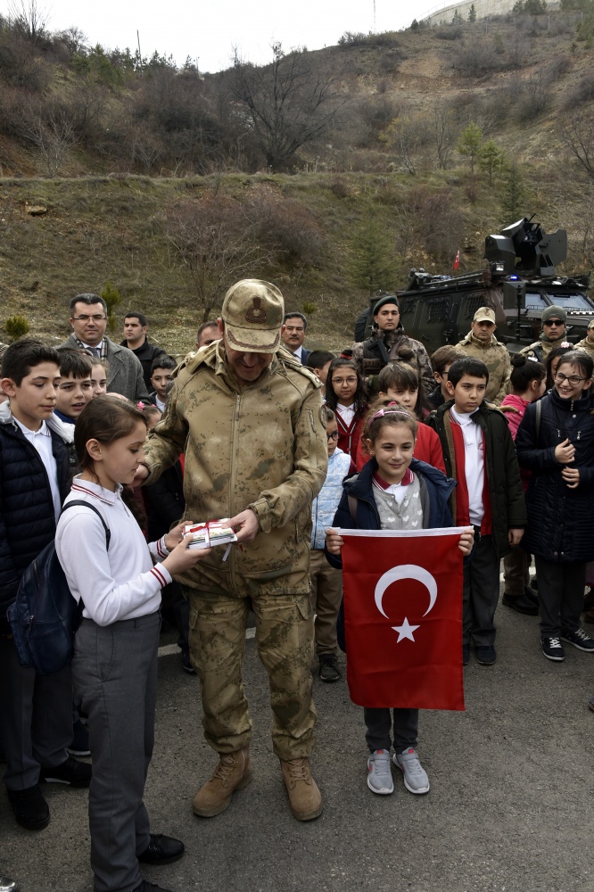 Asker ve polis abilerine mektup yazdılar, resim yaptılar 34