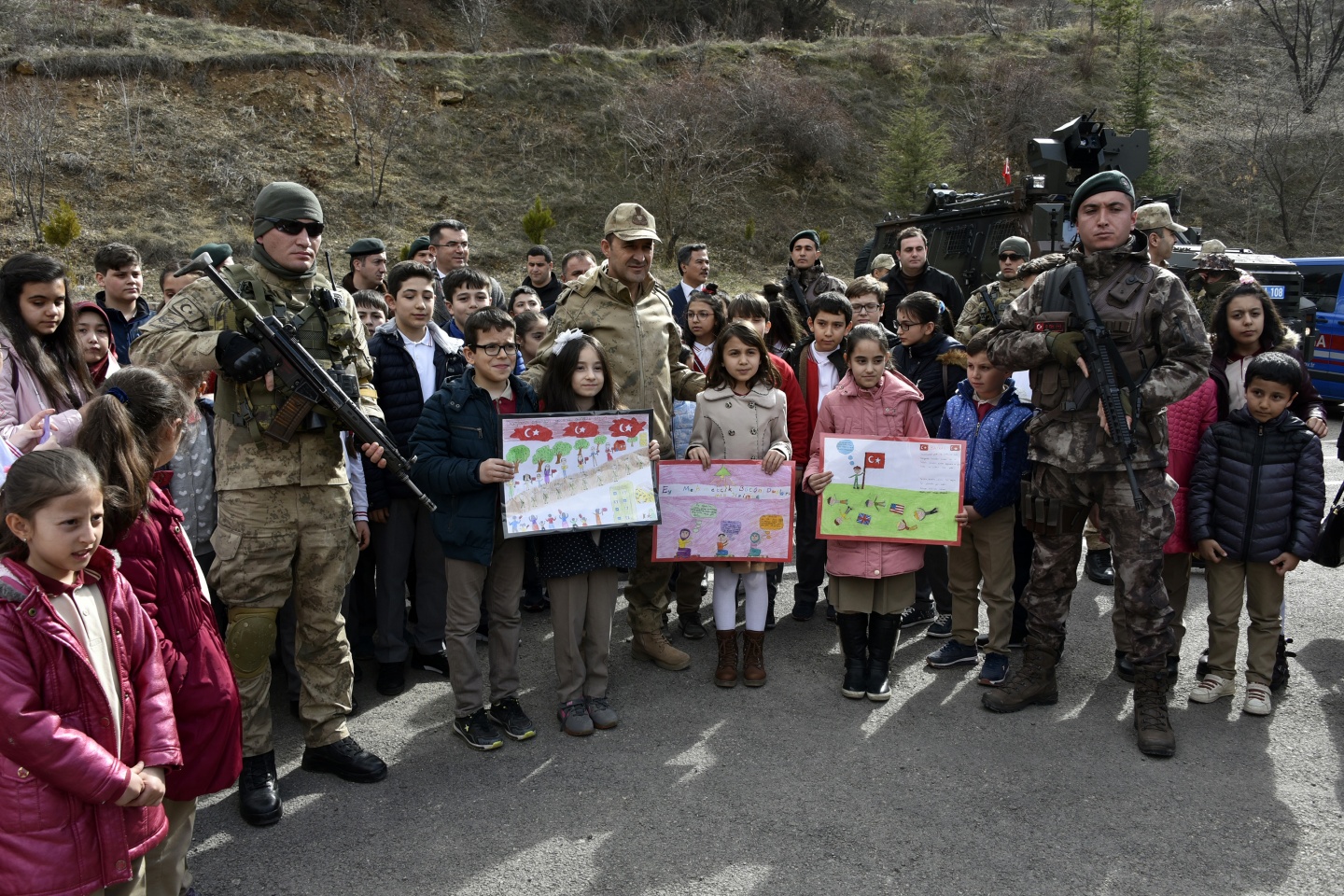 Asker ve polis abilerine mektup yazdılar, resim yaptılar 33