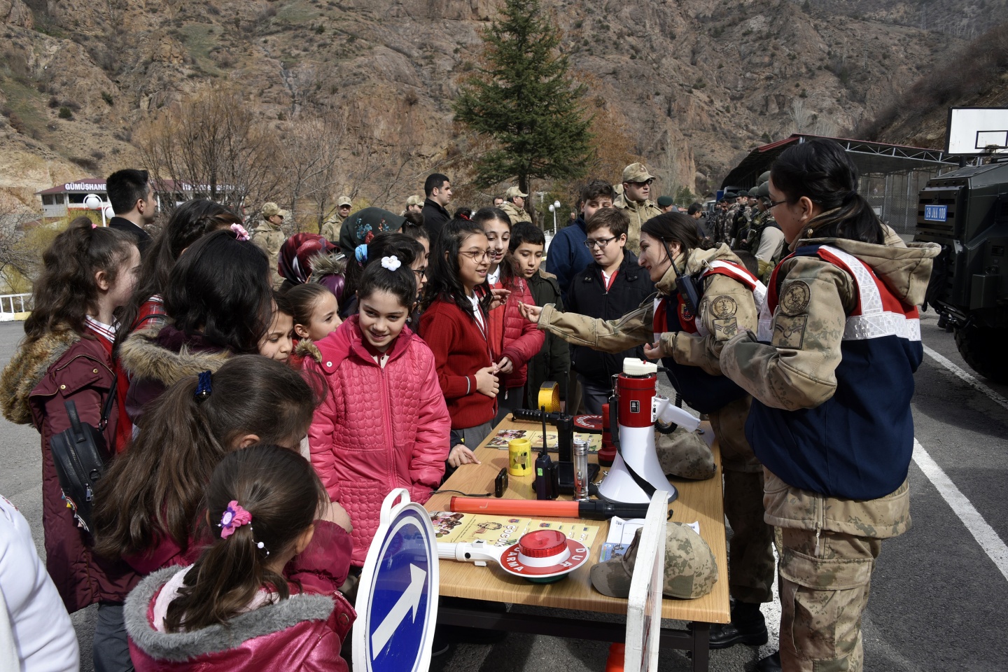 Asker ve polis abilerine mektup yazdılar, resim yaptılar 46