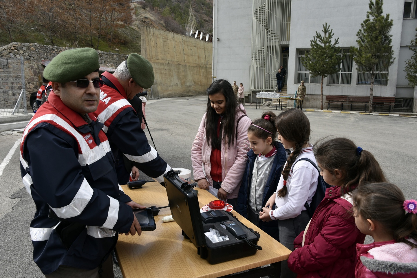 Asker ve polis abilerine mektup yazdılar, resim yaptılar 35