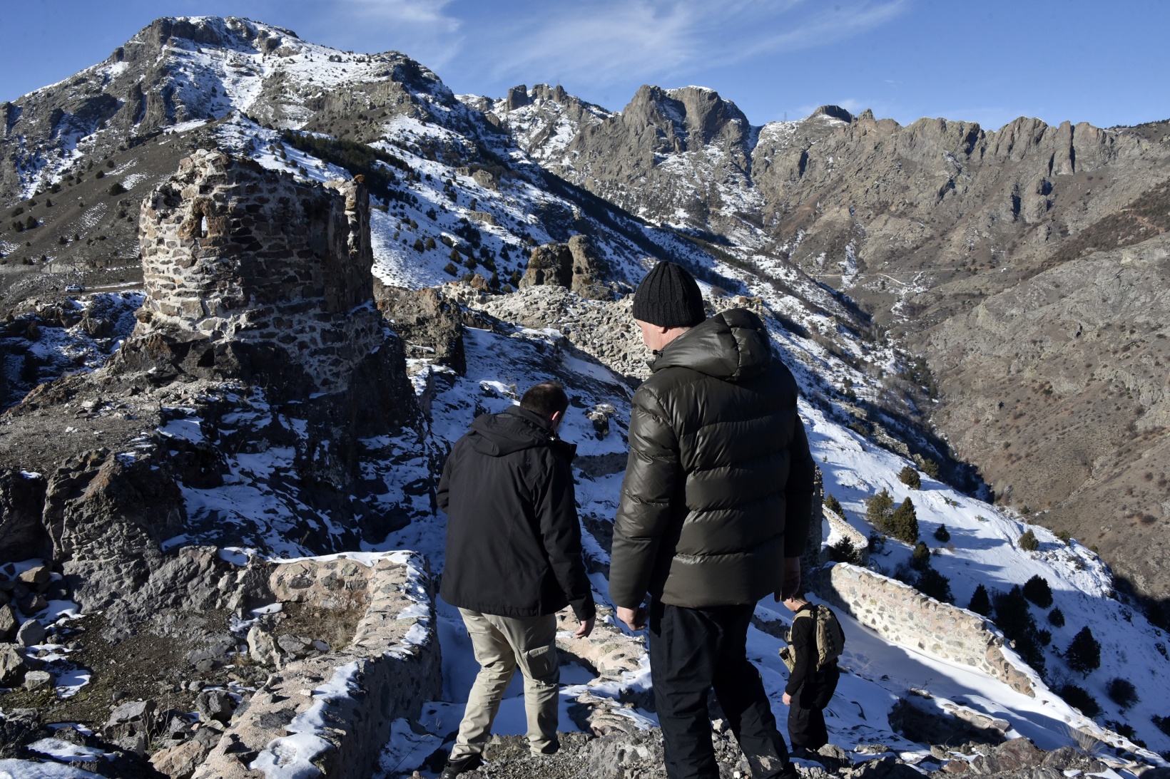 Vali Baruş, Gümüşhane’nin tarihi kalelerini inceledi 17