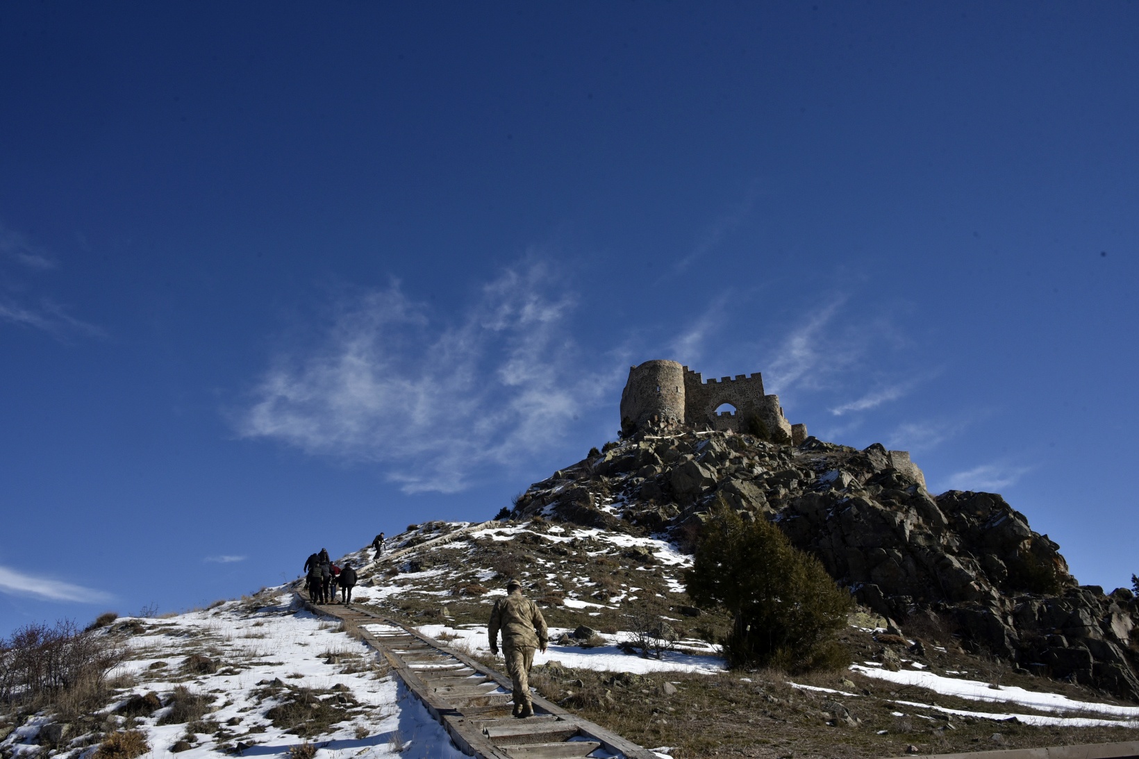 Vali Baruş, Gümüşhane’nin tarihi kalelerini inceledi 33