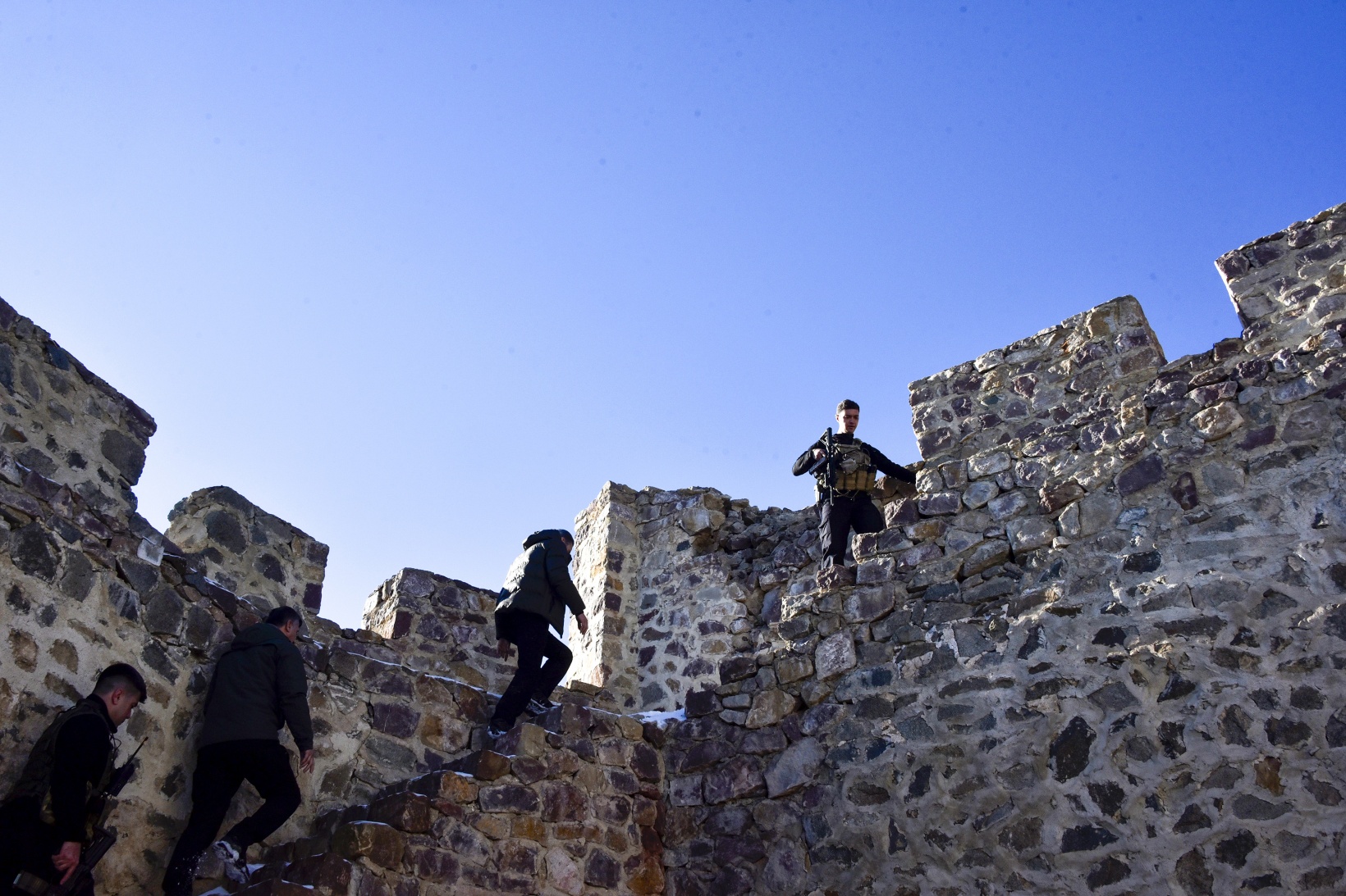 Vali Baruş, Gümüşhane’nin tarihi kalelerini inceledi 12