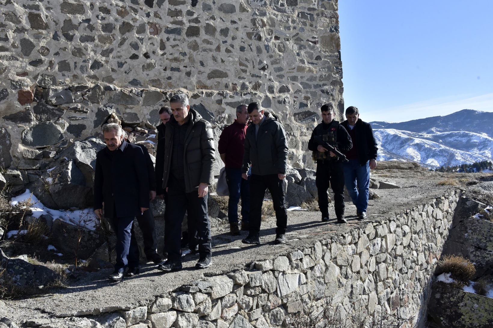 Vali Baruş, Gümüşhane’nin tarihi kalelerini inceledi 32