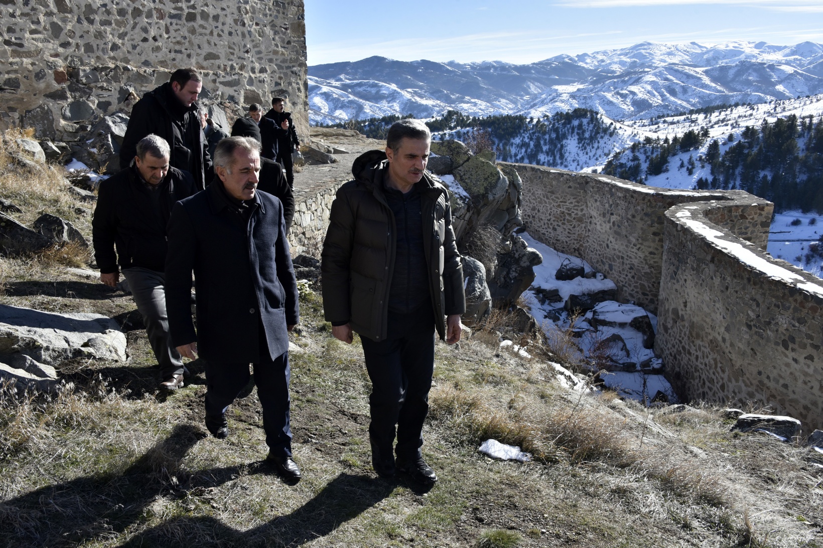 Vali Baruş, Gümüşhane’nin tarihi kalelerini inceledi 11