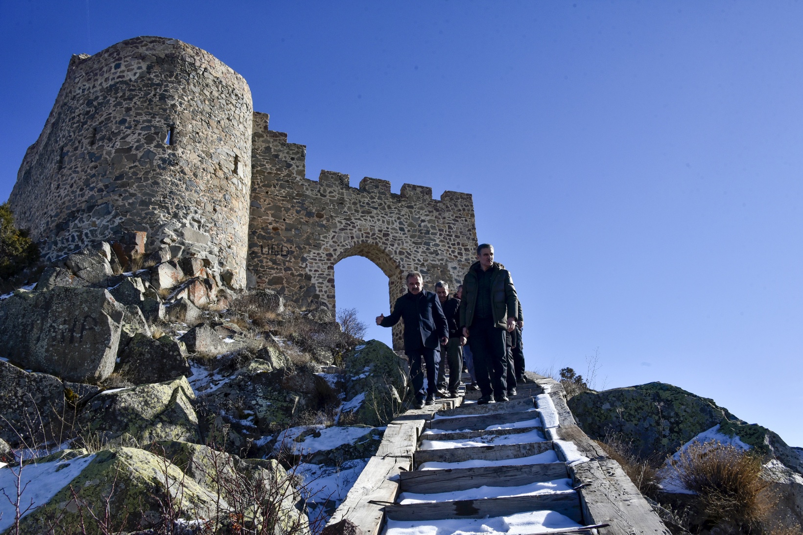 Vali Baruş, Gümüşhane’nin tarihi kalelerini inceledi 19