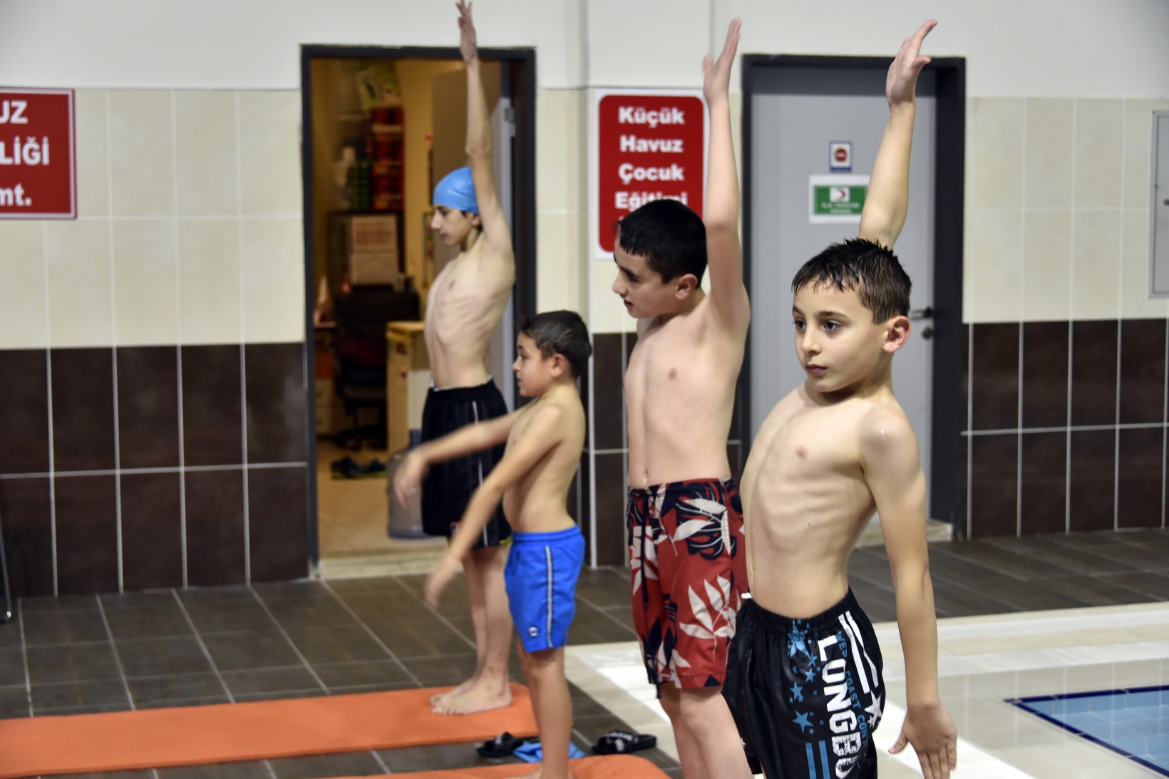 Yüzme ile ameliyattan kurtuldular 10