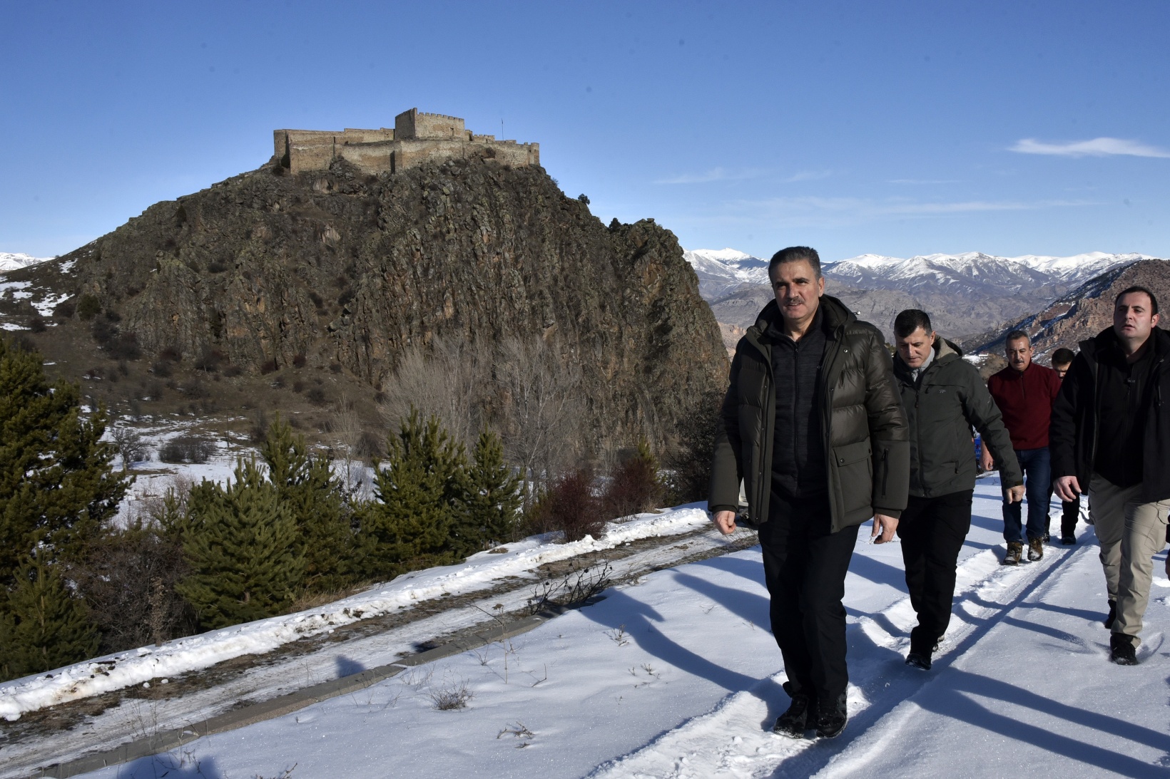 Vali Baruş, Gümüşhane’nin tarihi kalelerini inceledi 23