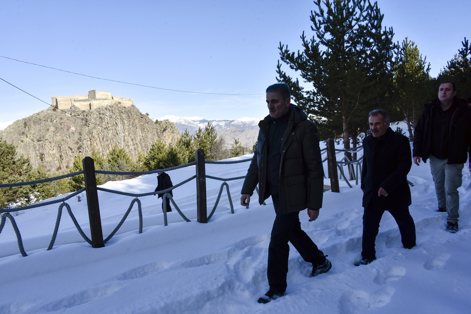 Vali Baruş, Gümüşhane’nin tarihi kalelerini inceledi 15