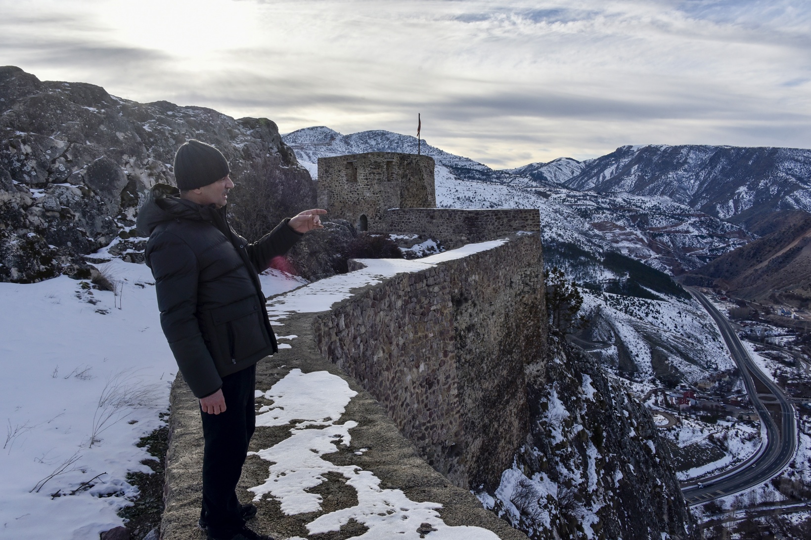 Vali Baruş, Gümüşhane’nin tarihi kalelerini inceledi 13
