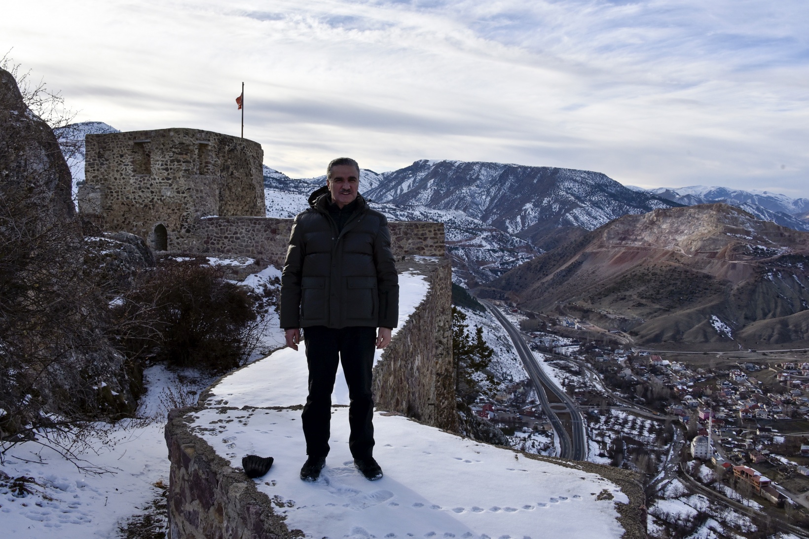 Vali Baruş, Gümüşhane’nin tarihi kalelerini inceledi 20