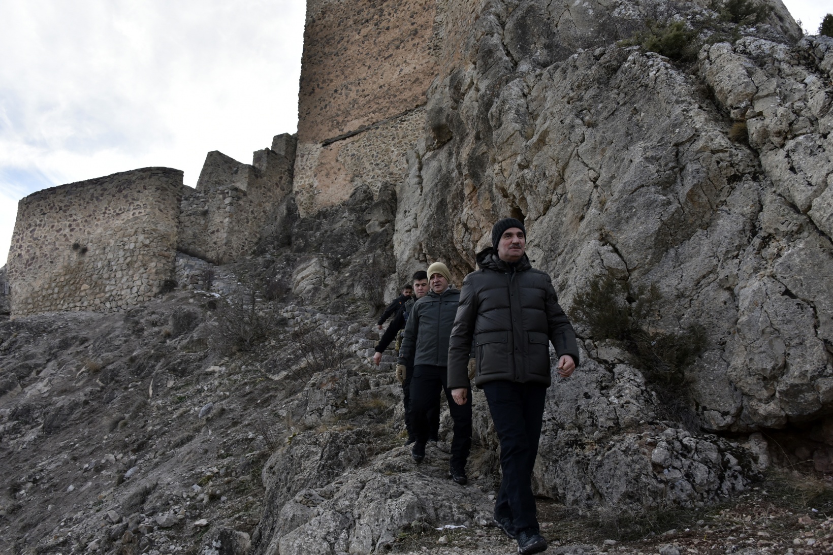 Vali Baruş, Gümüşhane’nin tarihi kalelerini inceledi 18