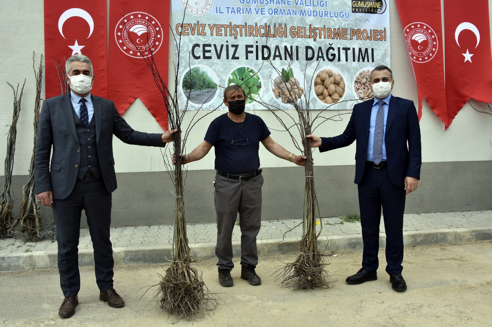 Gümüşhane’de üreticilere 5 bin 600 ceviz fidanı dağıtıldı 17