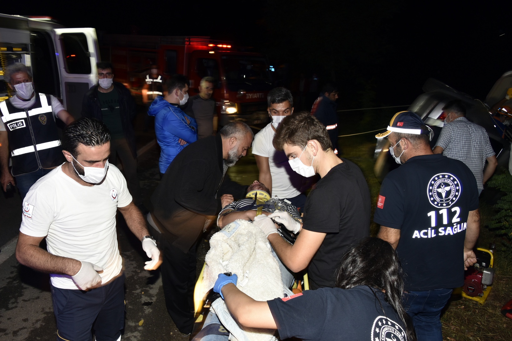 Otomobili dereye uçmaktan yol kenarındaki ağaç kurtardı 2