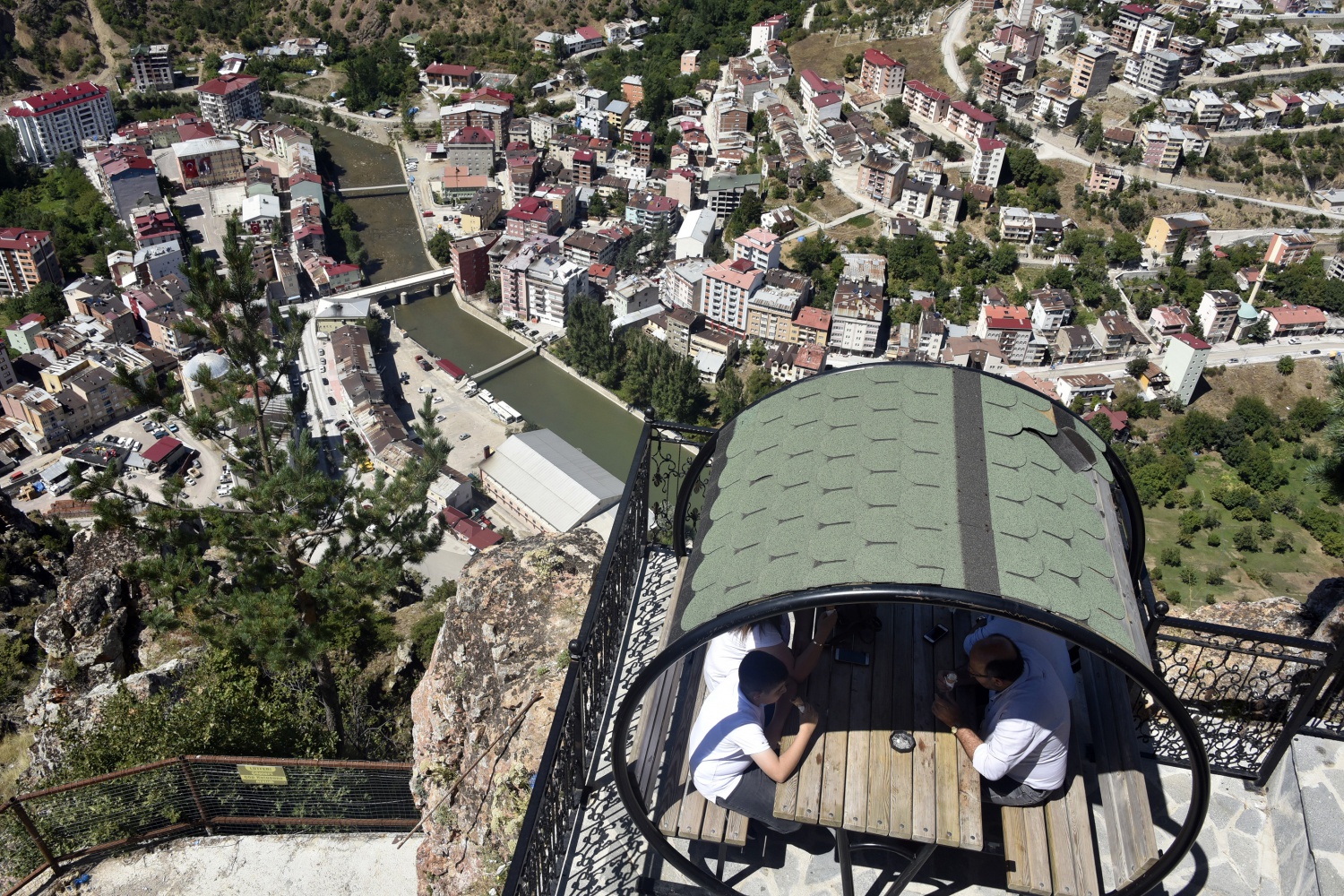 Adrenalin tutkunları Torul Kalesi Cam Seyir terasına akın ediyor 23