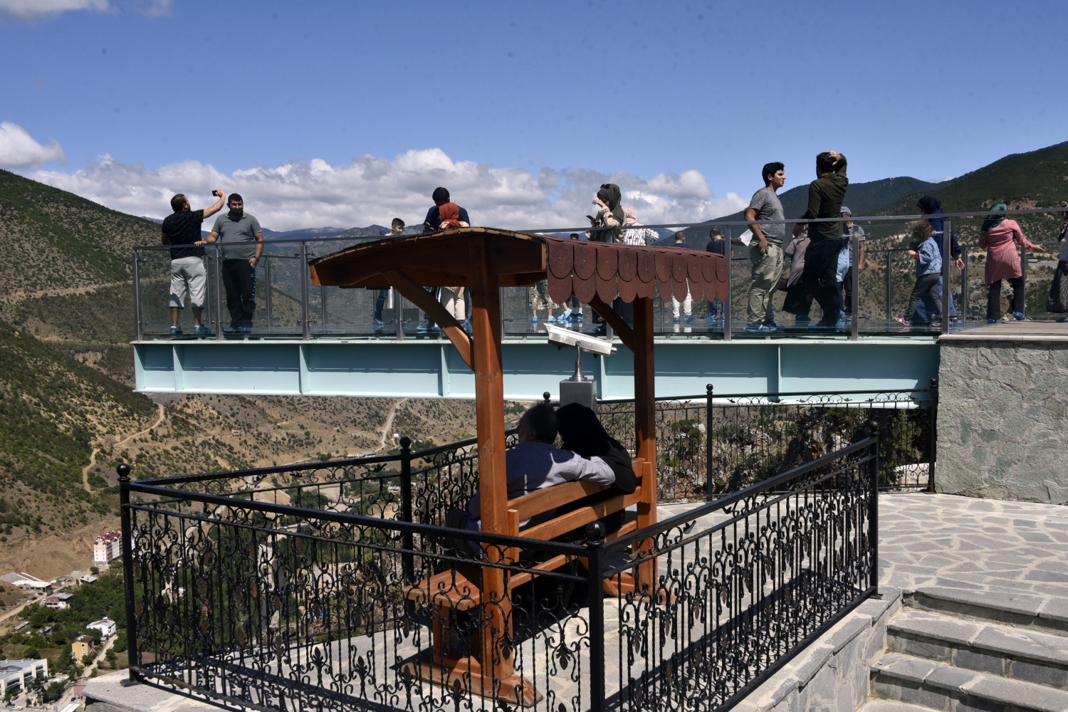 Adrenalin tutkunları Torul Kalesi Cam Seyir terasına akın ediyor 22