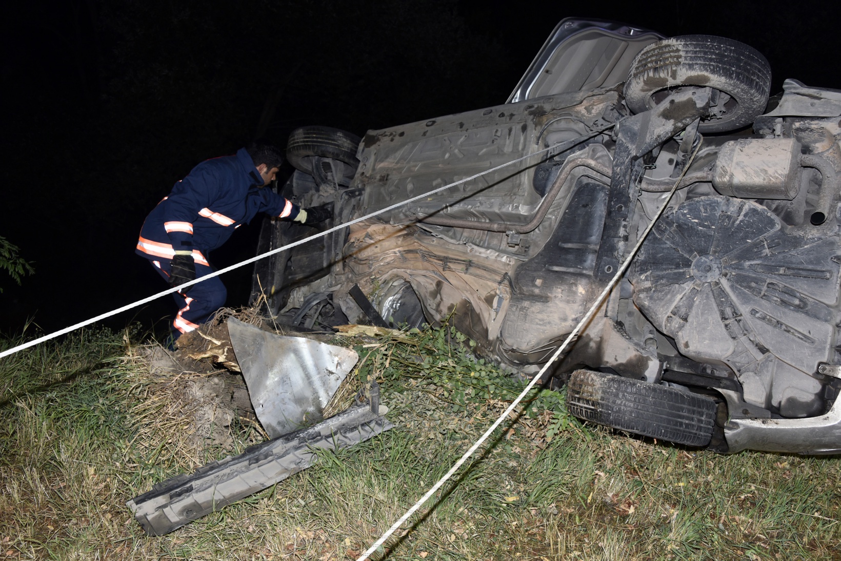 Otomobili dereye uçmaktan yol kenarındaki ağaç kurtardı 15