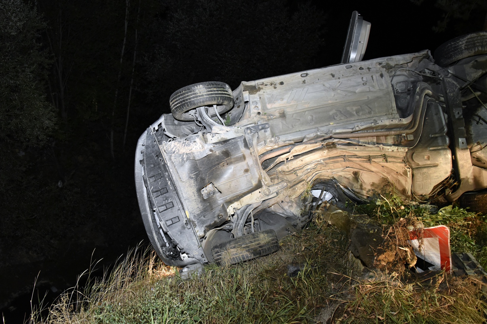 Otomobili dereye uçmaktan yol kenarındaki ağaç kurtardı 4