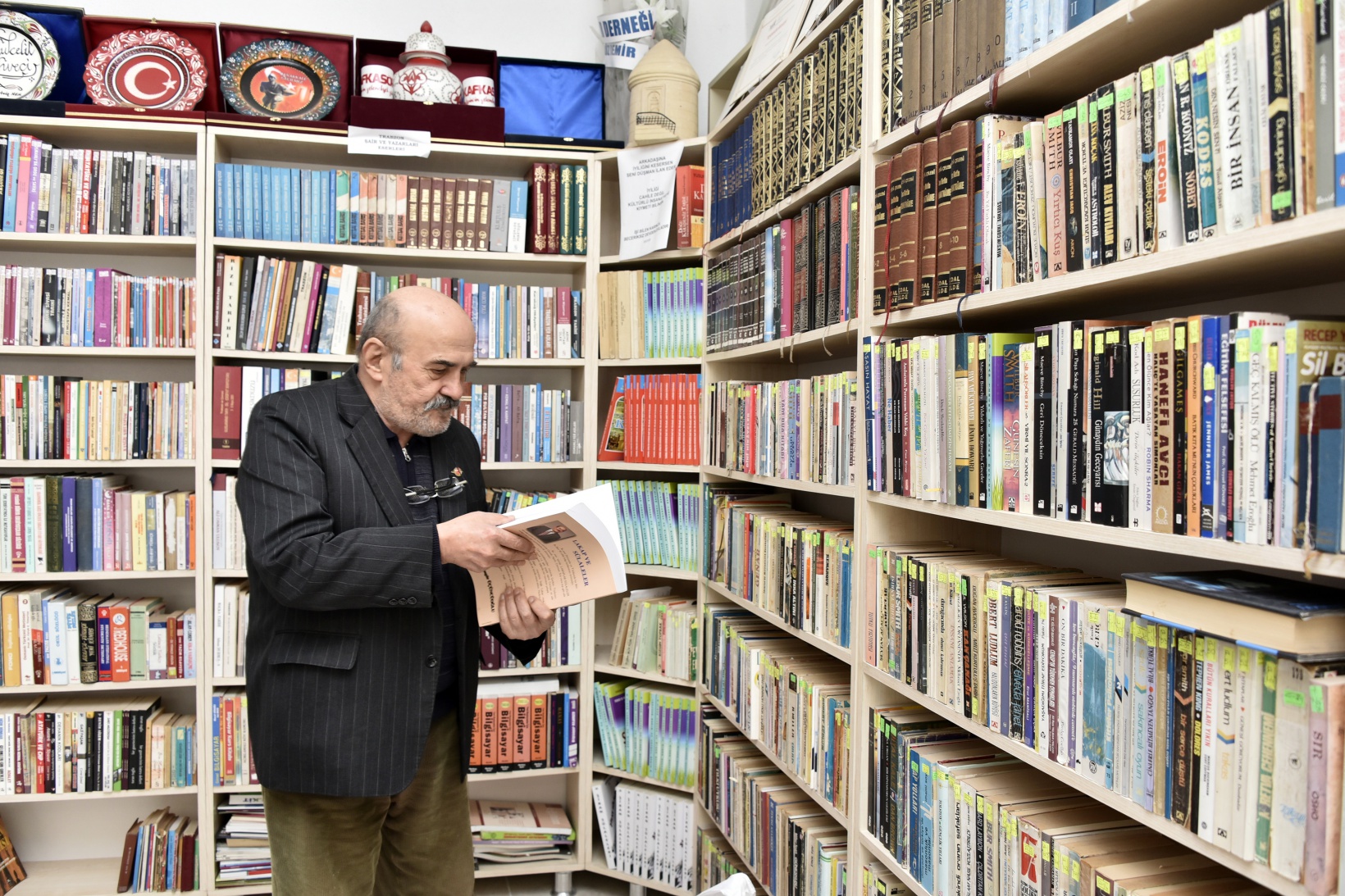 Bir kitapla başladı 55 yılda 12 bin kitaplık kütüphane kurdu 5