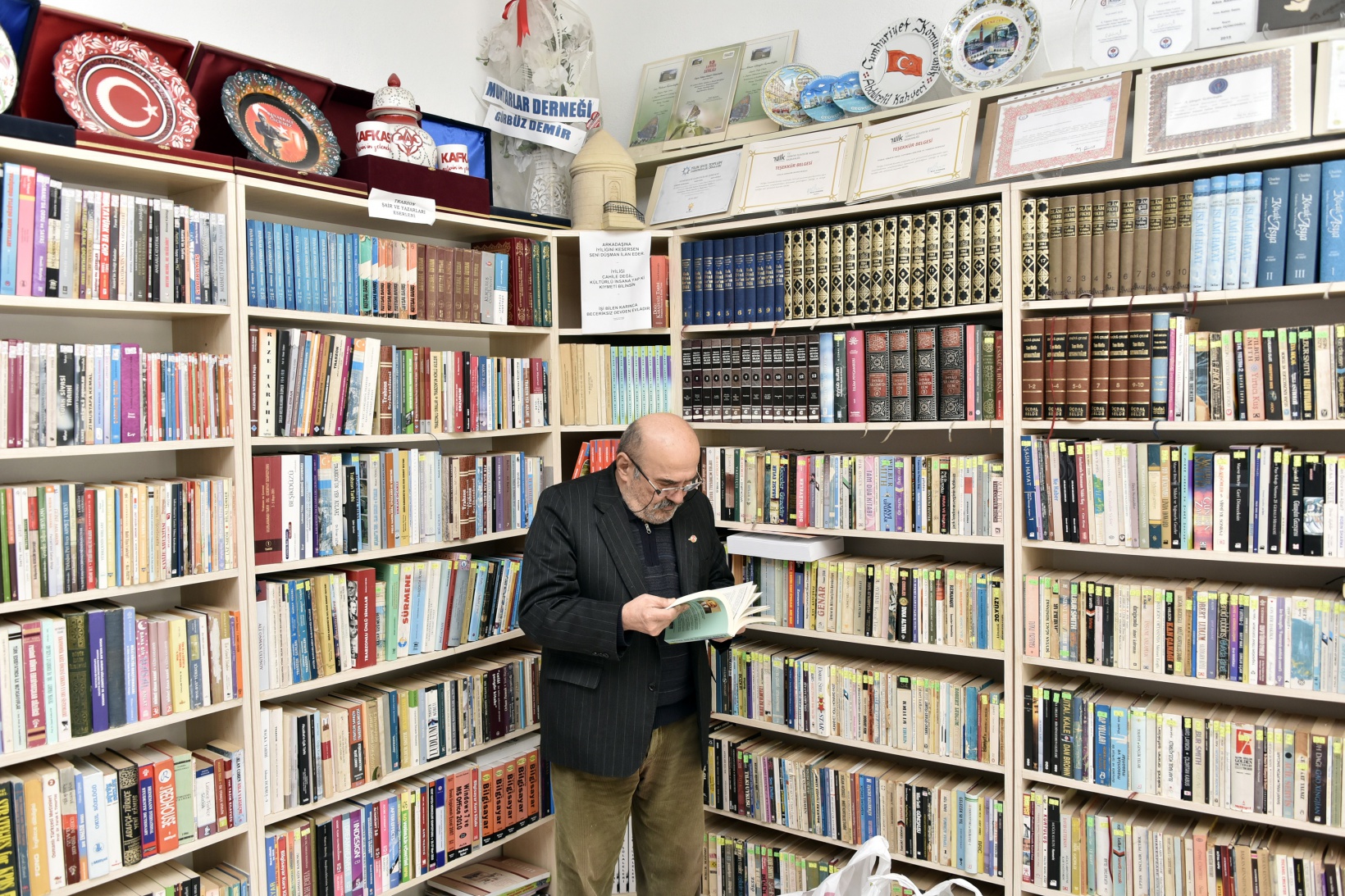 Bir kitapla başladı 55 yılda 12 bin kitaplık kütüphane kurdu 6