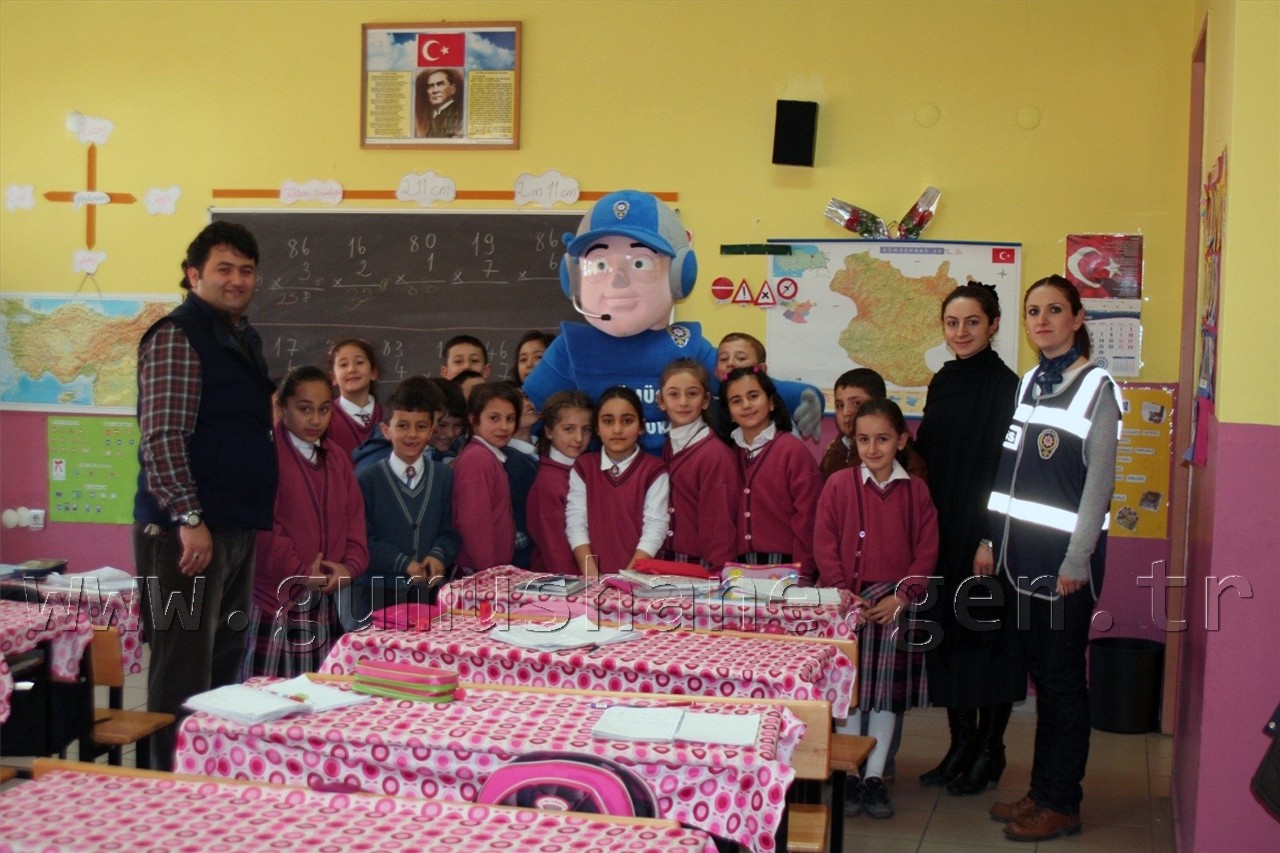 Çocuk Polisinden Başarılı Öğrencilere Karne Hediyesi 1