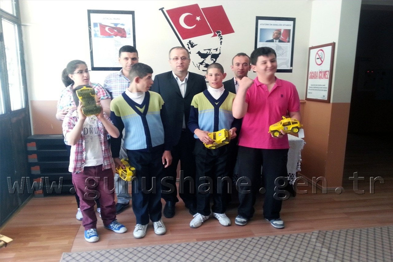 Çocuk Polisinden Başarılı Öğrencilere Karne Hediyesi 2