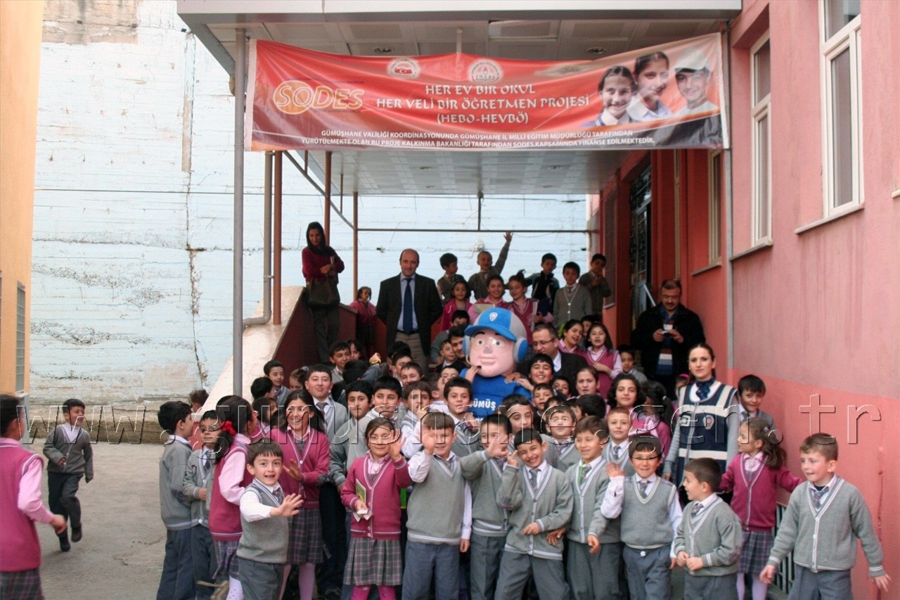 Çocuk Polisinden Başarılı Öğrencilere Karne Hediyesi 3