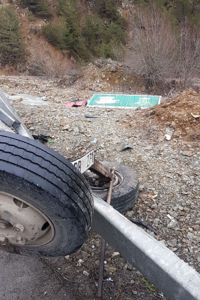 Köpeğe çarpmamak için manevra yapan kamyon dereye uçtu: 2 yaralı 3