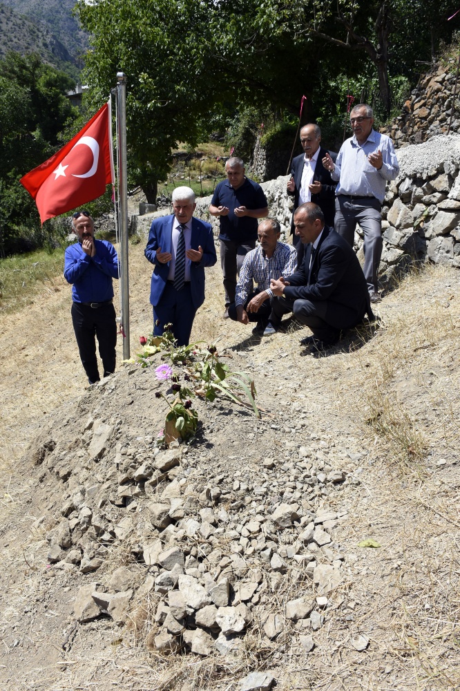 MHP heyetinden şehit öğretmenin ailesine taziye ziyareti 7