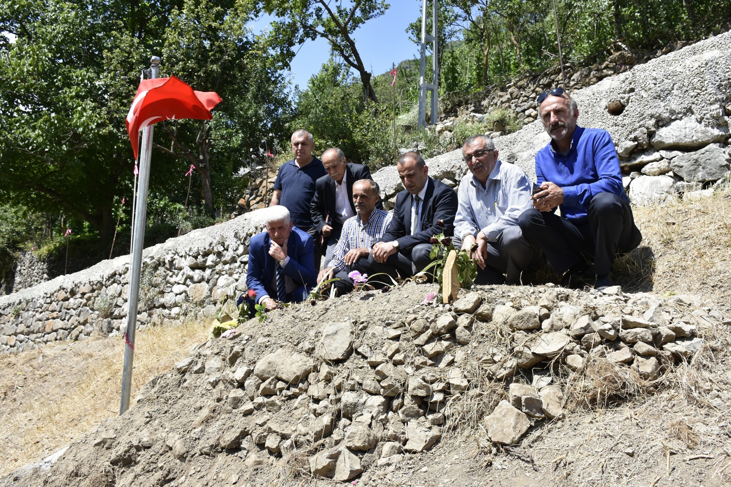 MHP heyetinden şehit öğretmenin ailesine taziye ziyareti 4