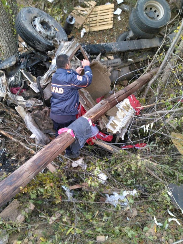 Tersun dağında meyve yüklü tır yuvarlandı: 1 ölü, 1 yaralı 5
