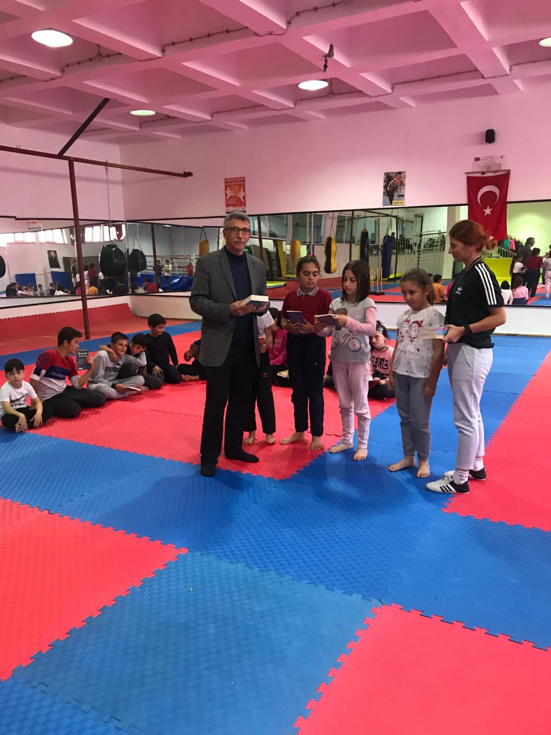 Birlik Vakfı spor yaptırırken kitap okutturuyor 6