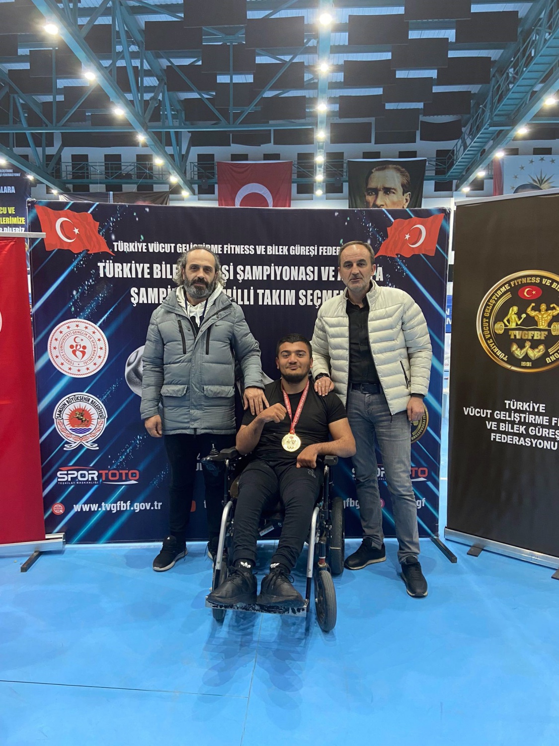 Tek koluyla bütün engellerin bileğini büktü 1