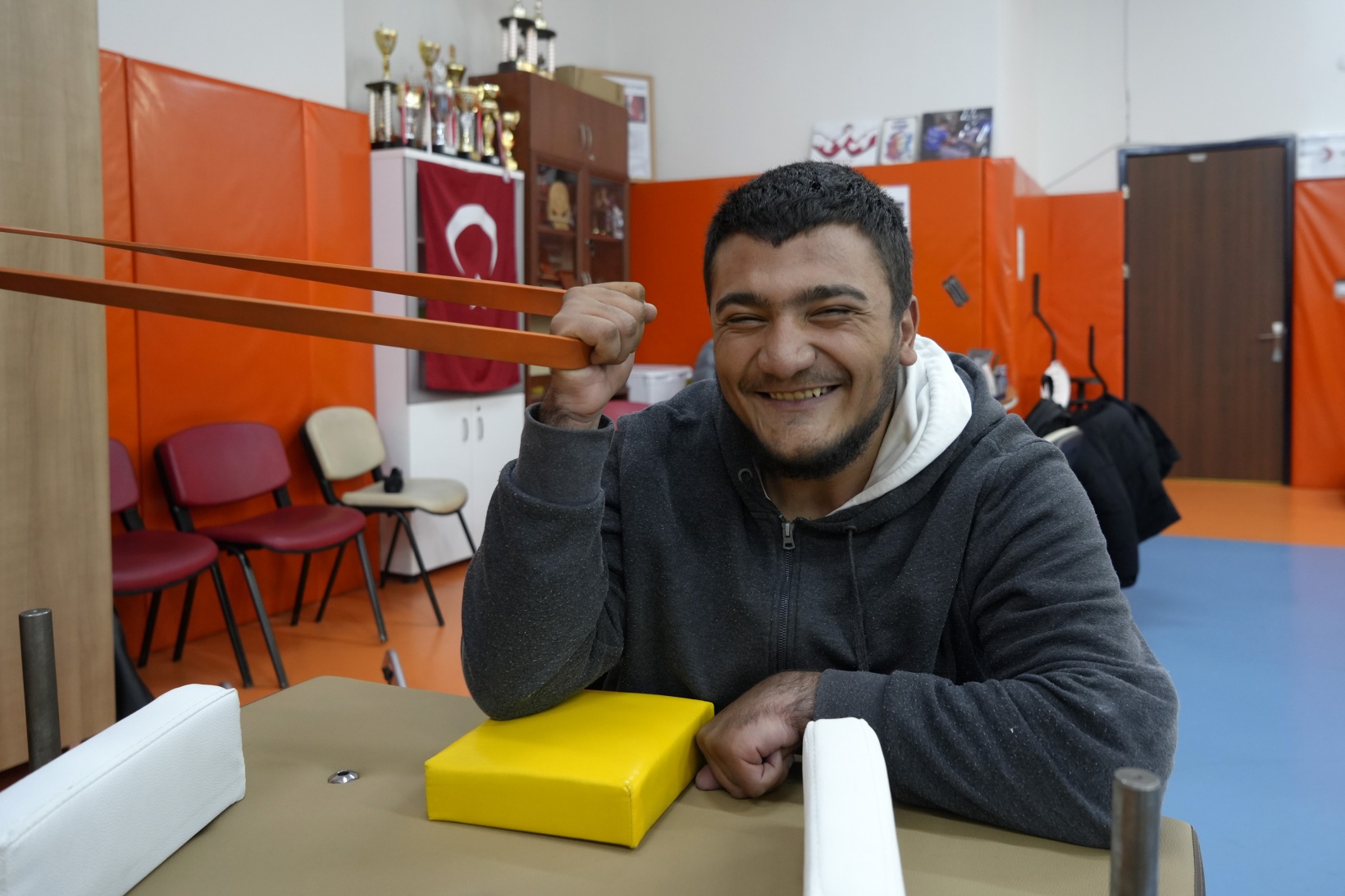 Tek koluyla bütün engellerin bileğini büktü 6