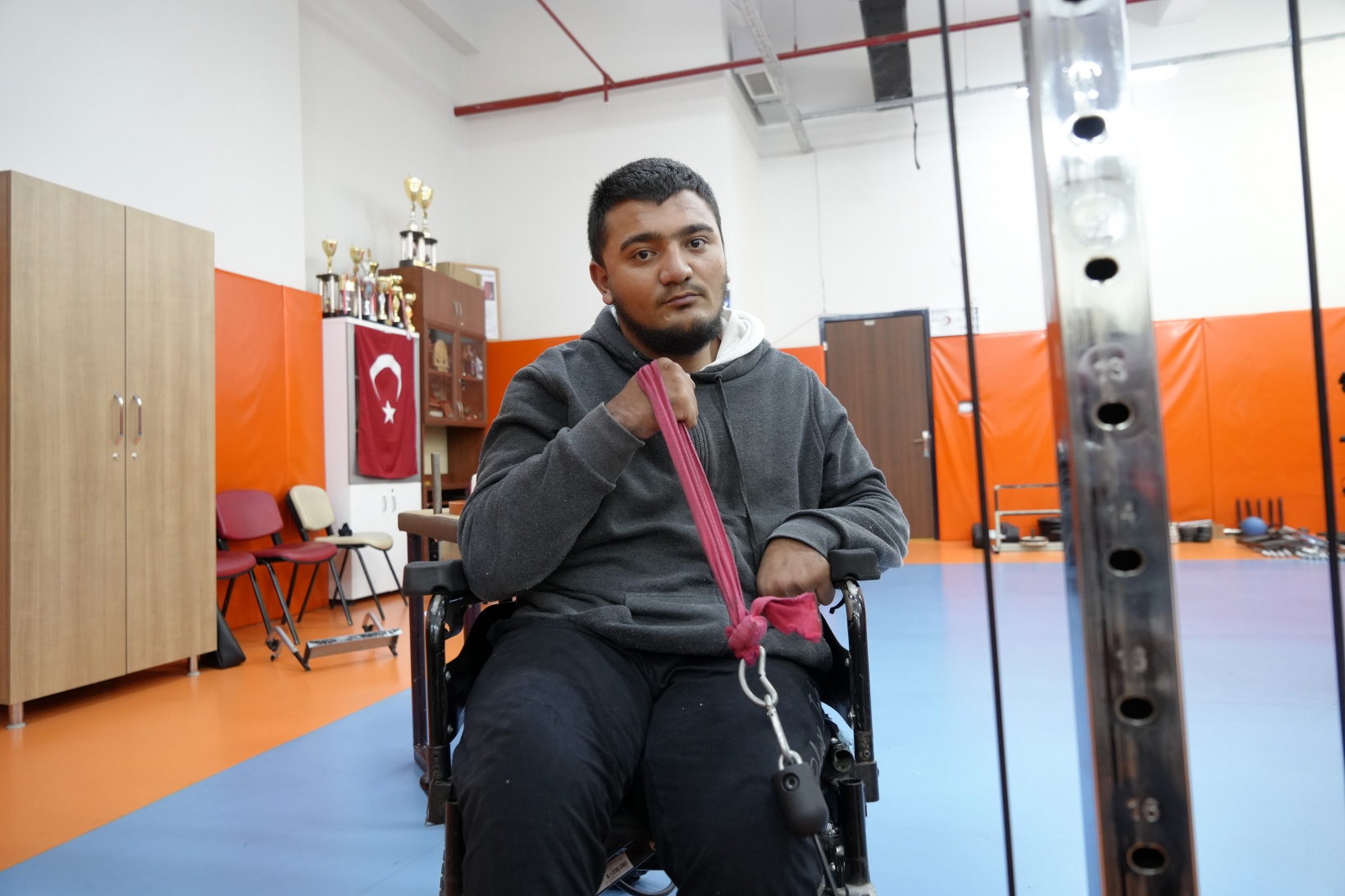 Tek koluyla bütün engellerin bileğini büktü 7